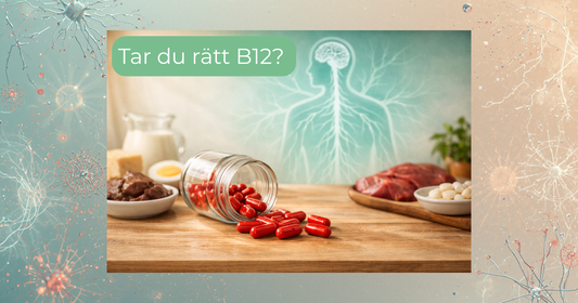 Vitamin B12 tillskott i olika former – metylkobalamin, hydroxokobalamin och adenosylkobalamin – på ljus bakgrund med texten ”Vilken B12 ska man ta?” om genetik, nervsystem och optimal dosering.