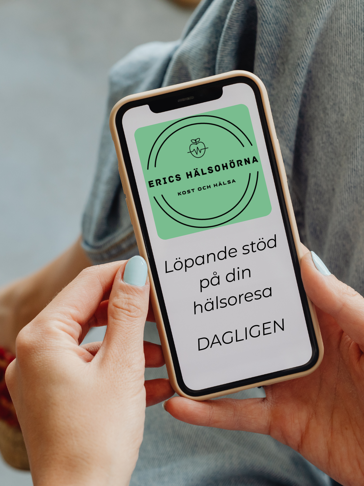 Person som vilar i soffan med telefonen i handen – symbol för trygg närvaro och stöd under en hälsoresa
