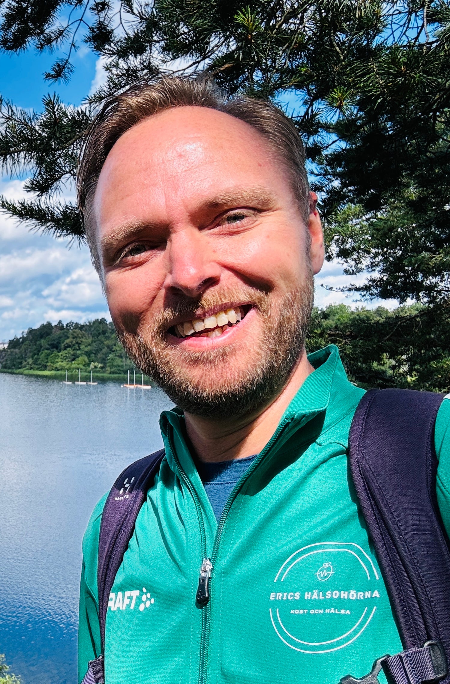 Eric Unevik från Eric’s Hälsohörna, leende utomhus vid vatten och natur