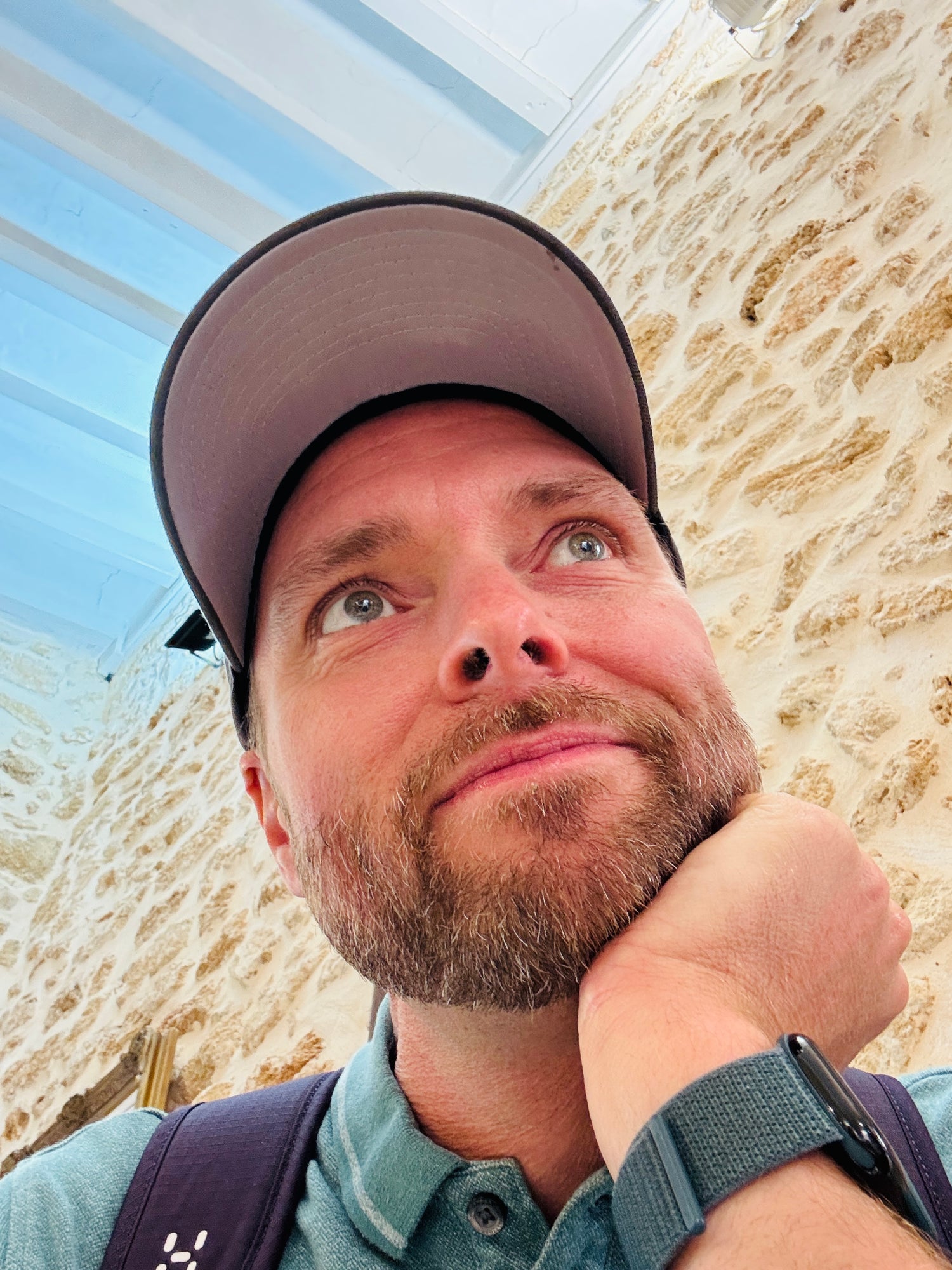 Eric Unevik i eftertänksam stund, reflekterande över hälsans olika vägar och individuella perspektiv