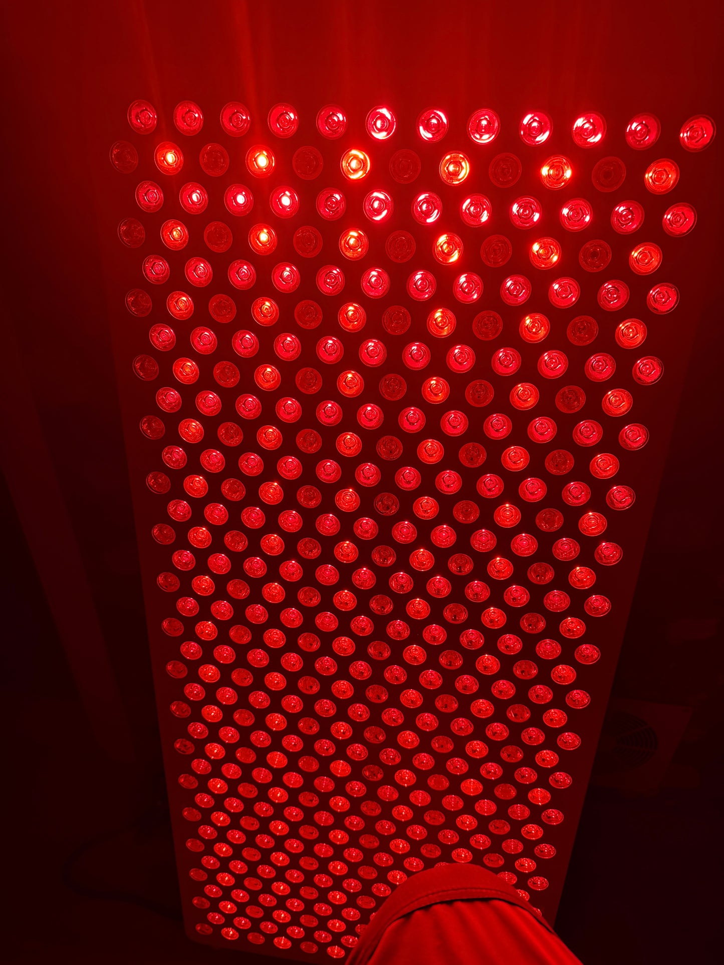 Naturnära hälsostuga i Norrtälje med rödljus för stressreglering och cellenergi
